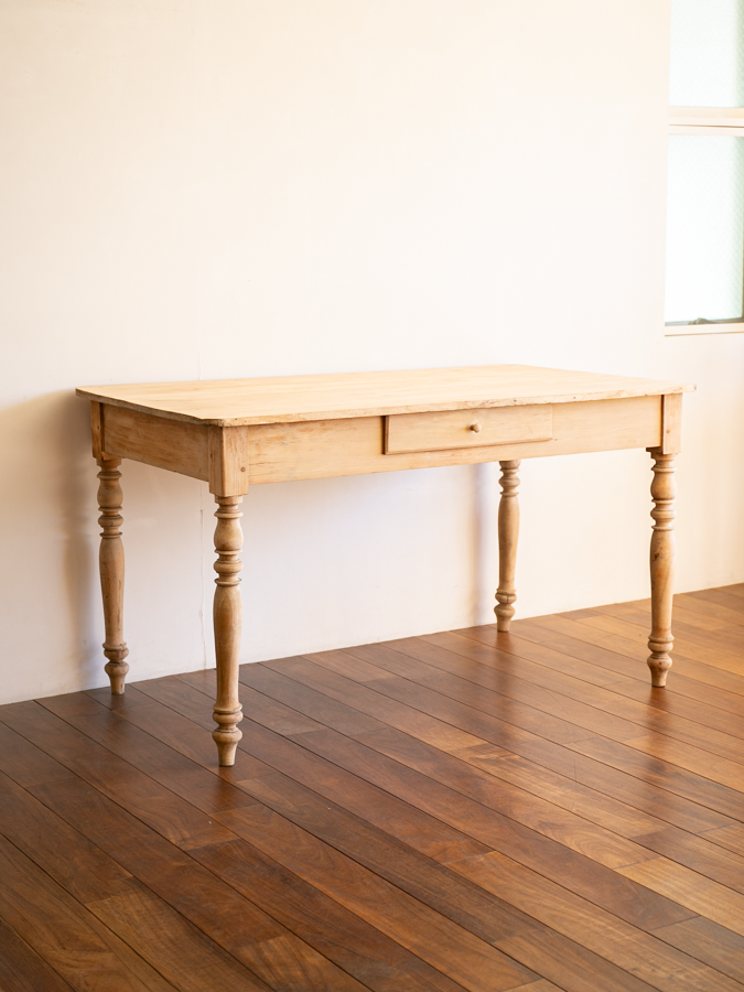 White wood table / 白木テーブル