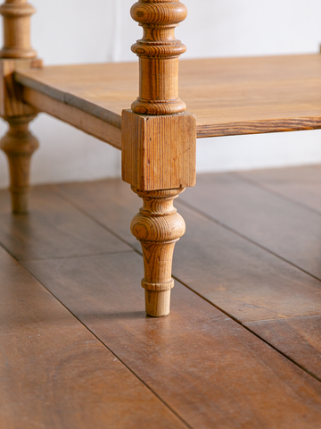 Display stand / 飾り台