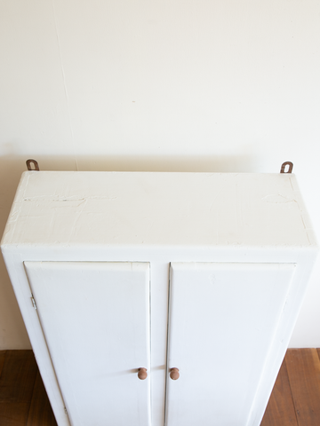 White cabinet / 白キャビネット