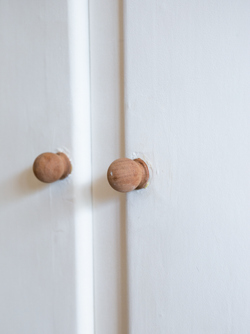 White cabinet / 白キャビネット