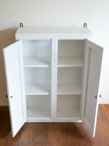 White cabinet / 白キャビネット