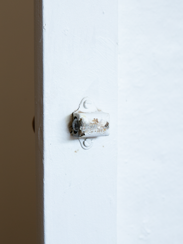 White cabinet / 白キャビネット