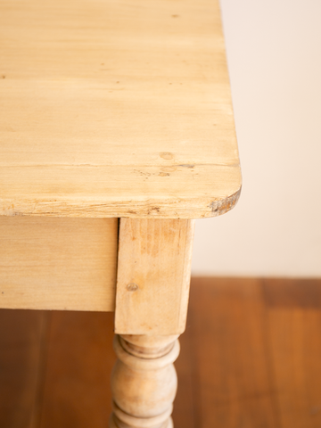 White wood table / 白木テーブル